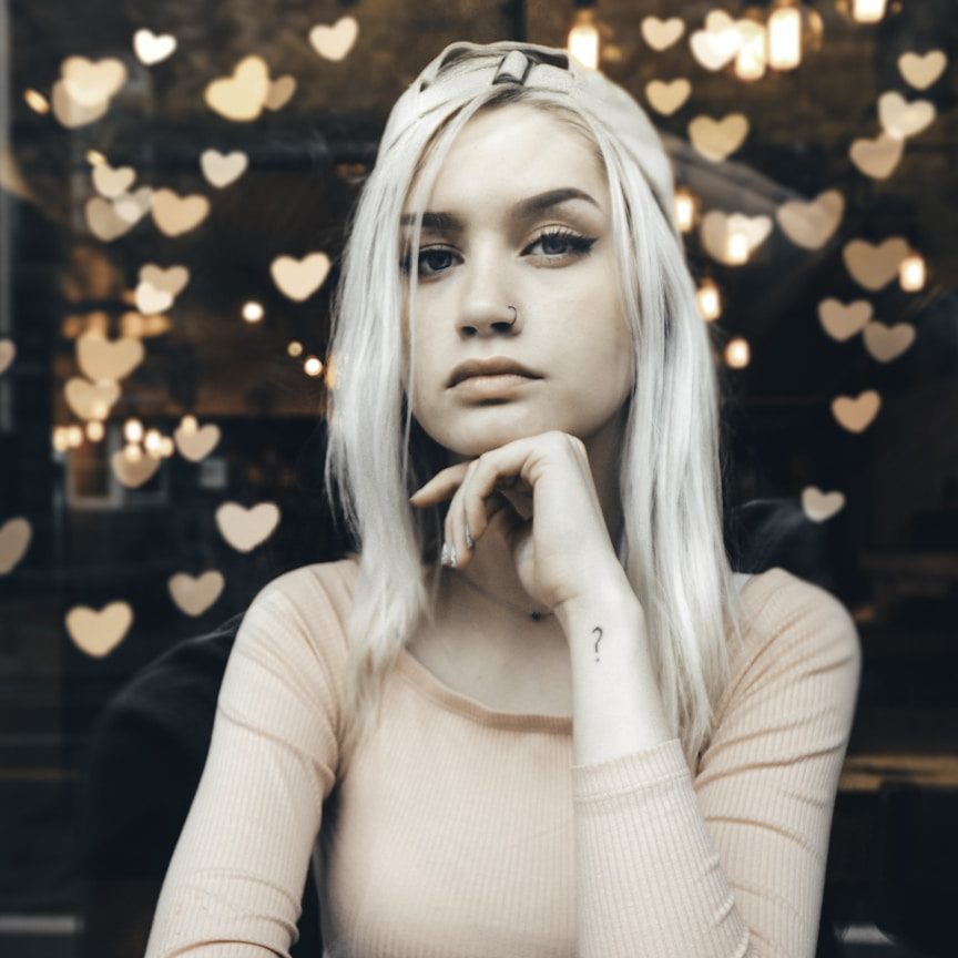 getragene Unterwäsche kaufen Junge Frau mit blonden Haaren, die getragene Unterwäsche verkauft